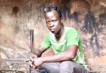 Labé : à la rencontre d’un forgeron qui fabrique des fusils artisanaux