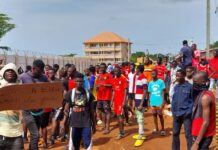 Gbessia Cité de l’Air : des jeunes protestent contre une éventuelle construction d’une usine de raffinerie d’or