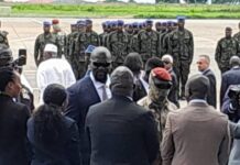 Urgent : l’avion transportant le colonel Doumbouya a atterrit, le cortège se dirige vers la ville