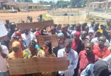 Labé : sit-in des enseignants contractuels devant l’IRE pour réclamer leurs arriérés de salaires