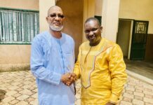 Tougué : Ibrahima Sory Diallo, président de l’AJRAK, reçoit un don de deux cartons d’exemplaires du Coran