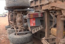 Kankan : un camion se renverse sur deux motos en pleine circulation