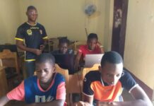 Coyah : en cette période de vacances, les enfants rallient les centres informatiques