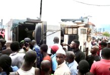 Hamdallaye rond-point : un camion-benne se renverse sur la chaussée et bloque la circulation