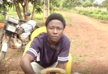 N’Zérékoré : à la découverte du jeune qui fabrique des appareils numériques à l’aide du bois