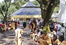 Arrivée de la première dame à Labé : les élèves sortis des salles de classes pour l’accueillir