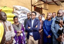 Conakry : Le Ministre Alpha Bacar Barry distribue des denrées alimentaires aux écoles à régime d’internat
