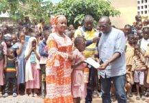 Boké : La société minière UMS fait des dons de kits scolaires dans 7 écoles