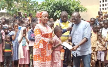 Boké : La société minière UMS fait des dons de kits scolaires dans 7 écoles