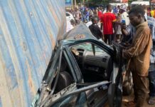Cité de l’air : un camion transportant des carreaux se renverse sur la transversale Bambeto-aéroport