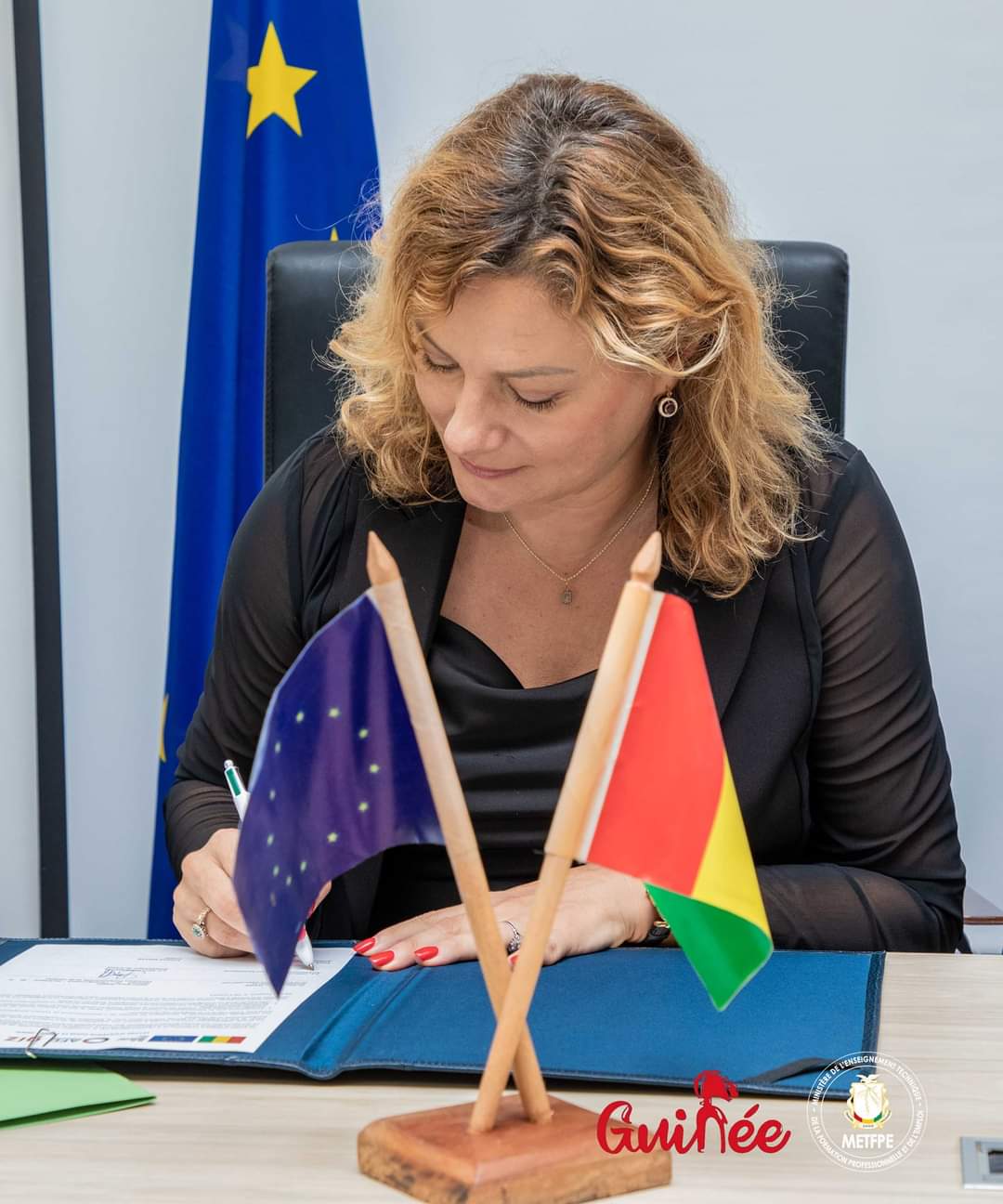 Mme Pons, Ambassadrice de l'UE signant la convention