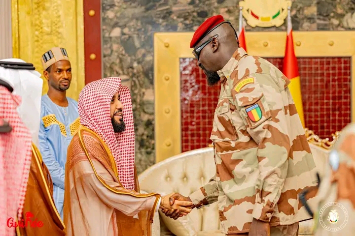 L’éminent Imam saoudien Sheikh Abdullah Awad Al-Juhani reçu par le Président de la République, le Colonel Mamadi Doumbouya.