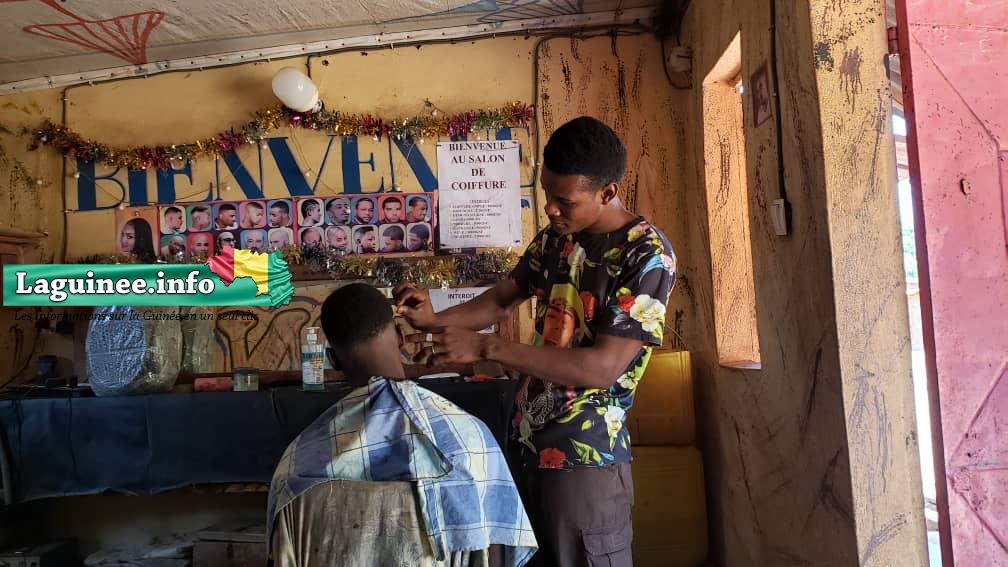 Jacob Dopavogui, coiffeur