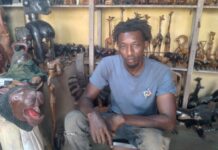 Sculpture guinéenne : Entre manque de clients et absence de relève, Gassimou Condé se plaint Gassimou Condé, un sculpteur