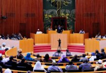 Tensions à Dakar : les députés sénégalais débattent du report de l’élection présidentielle