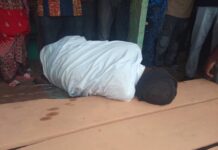 Kissidougou : Venu faire des achats, un militaire à la retraite s’écroule et meurt devant une boutique