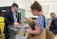 Législatives anticipées en France : Macron joue gros Face à une montée de l’extrême droite