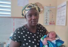 Dabola : Une femme recueille un nouveau-né abandonné devant sa porte