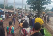 Manifestation à Kagbélen : « Ils ont vendu notre bureau des jeunes, notre marché et veulent vendre notre maison des jeunes », dénonce King Alasko