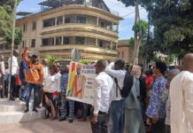 Urgent : une centaine d’enseignants contractuels en colère devant le MEPUA