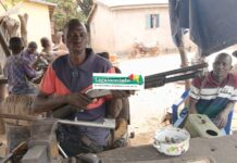 Djelibakoro : immersion dans un foyer de fabrication de fusils traditionnels