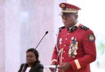 Gabon : Oligui raccroche l’uniforme pour enfiler le costume