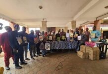 Guinée : L’ADLaM remet plusieurs manuels transcrits en Pular aux autorités éducatives