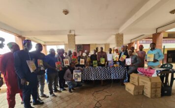 Guinée : L’ADLaM remet plusieurs manuels transcrits en Pular aux autorités éducatives
