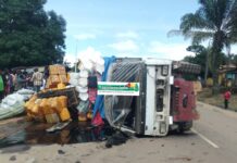 Accident à Guéckédou : un camion se renverse après un dos d’âne, marchandises renversées, le chauffeur en fuite