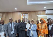 Accord enseignement–gouvernement : ce que révèle une nuit de négociations sous tension