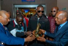 Retour triomphal de Serhou Guirassy en Guinée : le Soulier d’Or de la Ligue des Champions présenté au pays