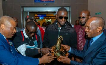Retour triomphal de Serhou Guirassy en Guinée : le Soulier d’Or de la Ligue des Champions présenté au pays