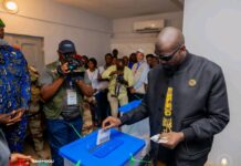 Double scrutin législatif et communal: le président Mamadi Doumbouya vote à Boulbinet