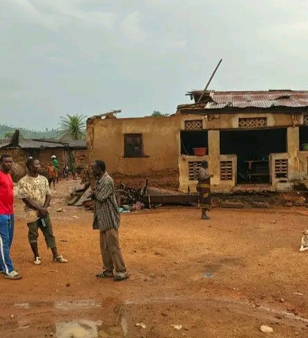 N'Zérékoré : une violente tempête décoiffe plusieurs maisons à Lamineta, des familles sans abri