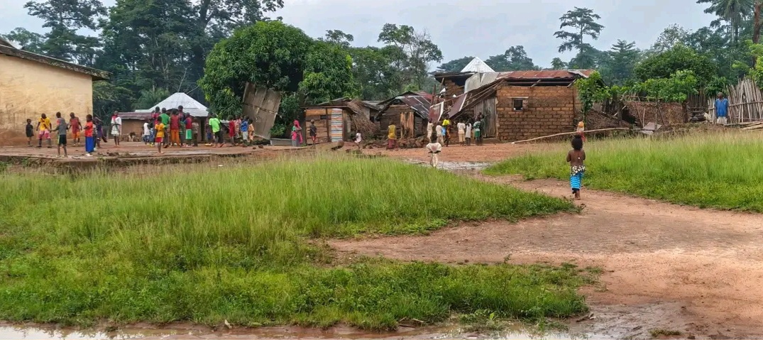 N'Zérékoré : une violente tempête décoiffe plusieurs maisons à Lamineta, des familles sans abri