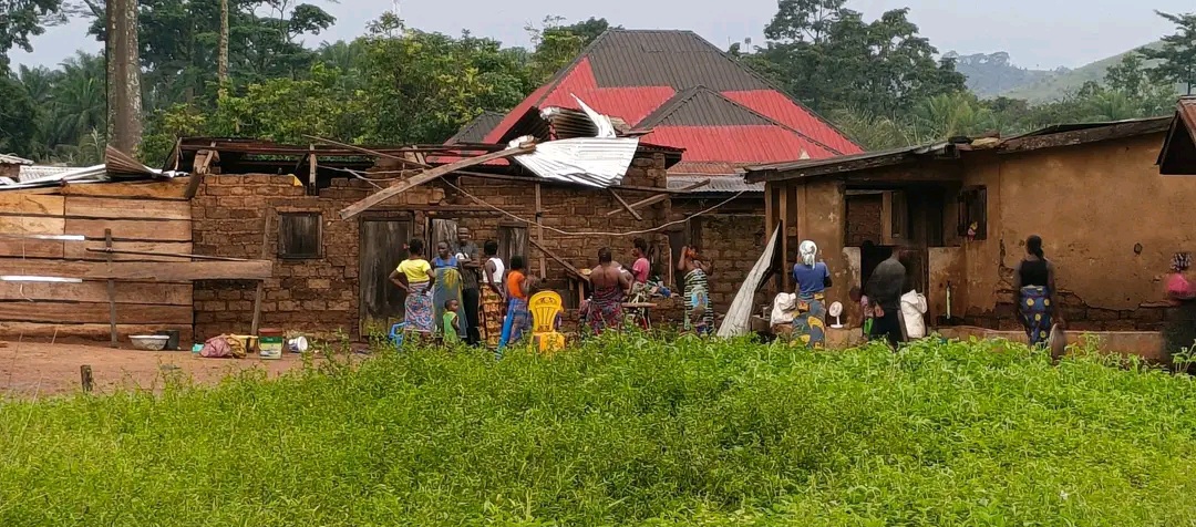 N'Zérékoré : une violente tempête décoiffe plusieurs maisons à Lamineta, des familles sans abri