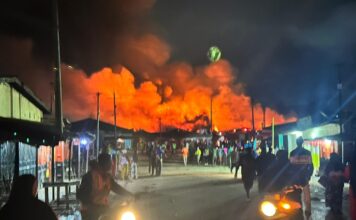 N’Zérékoré : un violent incendie ravage plusieurs commerces au grand marché