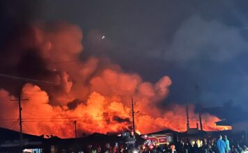 Incendie du grand marché de N’Zérékoré : Cellou Dalein Diallo appelle à la solidarité nationale L’incendie qui a ravagé une partie du grand marché de N’Zérékoré dans la nuit du jeudi au vendredi continue de susciter des réactions. Parmi les personnalités ayant exprimé leur soutien aux victimes figure Cellou Dalein Diallo, président de l’UFDG. Dans une publication diffusée sur ses réseaux sociaux, l’ancien Premier ministre a fait part de sa tristesse après ce sinistre qui a occasionné d’importants dégâts matériels. «« C’est avec une profonde tristesse que j’ai appris l’incendie d’origine inconnue qui a ravagé le grand marché de N’Zérékoré, causant d’importants dégâts matériels. »» Le leader politique a adressé un message de solidarité aux commerçants touchés ainsi qu’aux familles affectées par cette catastrophe. «« En ces moments particulièrement difficiles, j’adresse tout mon soutien et ma solidarité aux commerçants, aux familles touchées et à l’ensemble des populations affectées par ce drame. »» Cellou Dalein Diallo a également salué l’engagement des équipes intervenues pour lutter contre les flammes. «« Je salue également les efforts des équipes mobilisées pour tenter, malgré la faiblesse des moyens, de maîtriser les flammes. »» Alors que les autorités poursuivent l’évaluation des dégâts, le président de l’UFDG a plaidé pour un élan de solidarité en faveur des victimes. «« Que la solidarité nationale s’exprime pleinement pour accompagner les victimes et leur permettre de se relever. »» Avant de conclure son message par une pensée adressée aux populations de la capitale de la région forestière : «« Mes pensées vont à N’Zérékoré. »»