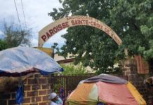 Kindia : les fidèles de la paroisse Saint-Croix dénoncent l’occupation anarchique de l’entrée principale