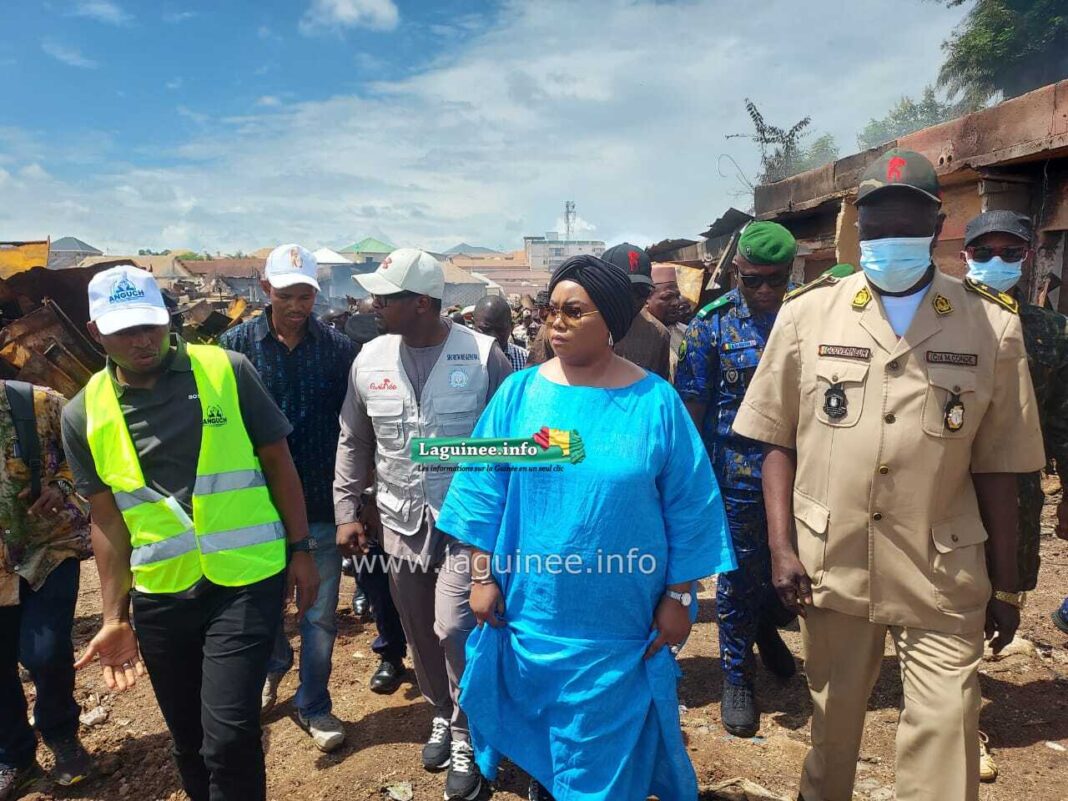 Incendie du grand marché de N’Zérékoré : la ministre Fatima Camara en visite sur le terrain pour rassurer et coordonner la réponse