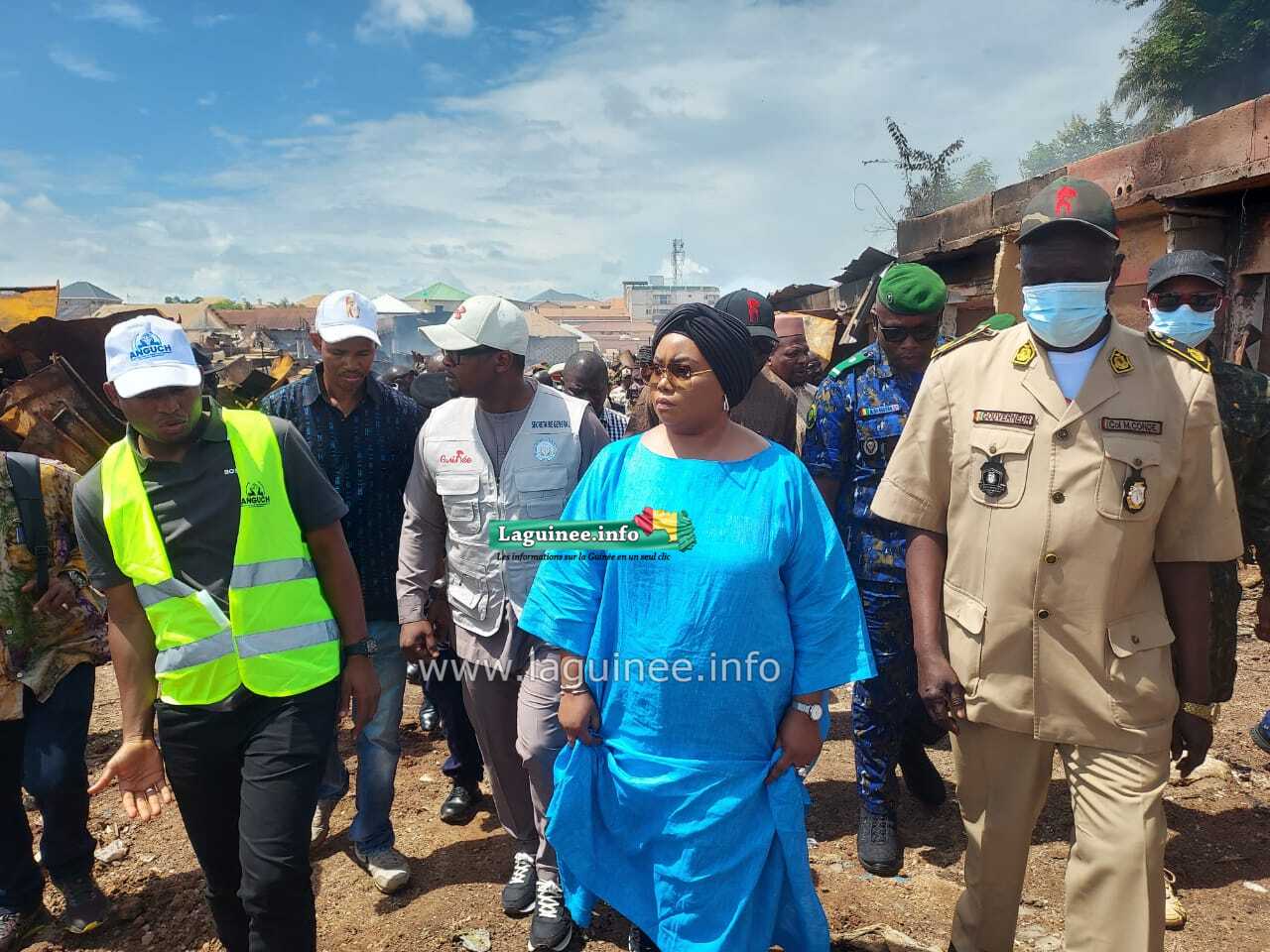 Incendie du grand marché de N’Zérékoré : la ministre Fatima Camara en visite sur le terrain pour rassurer et coordonner la réponse